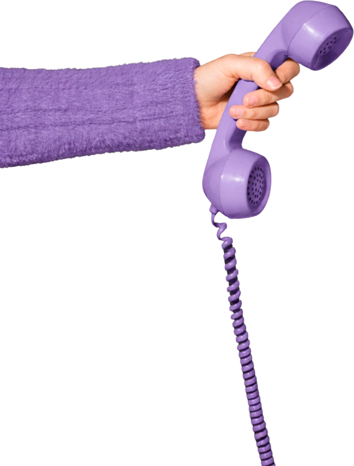 Mano sosteniendo un teléfono púrpura
