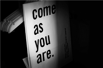 Póster con la frase come as you are