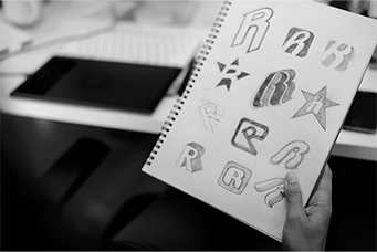 Bocetos de logotipo en un cuaderno
