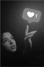 Chica recibiendo notificación de corazón en Instagram