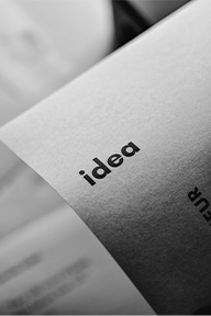 Papel con la palabra idea en un tag