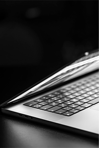 Laptop MacBook abierta en ambiente oscuro