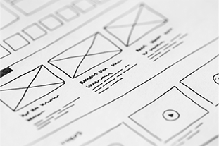Wireframes dibujados a mano sobre papel