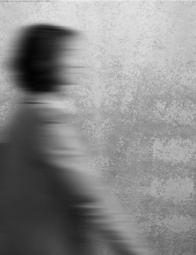 Figura en movimiento con difuminado, representando marketing en acción